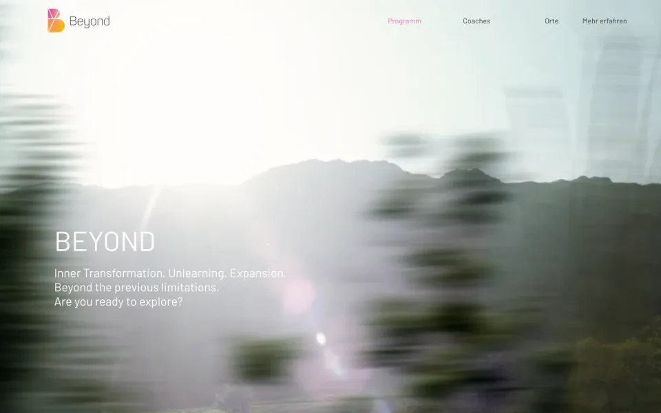 Programmseite von Beyond Development am Desktop: Gegenlicht über einer Hügellandschaft, darauf der Schriftzug BEYOND und die Zeilen Inner Transformation. Unlearning. Expansion., Screenshot vom 17.10.2026