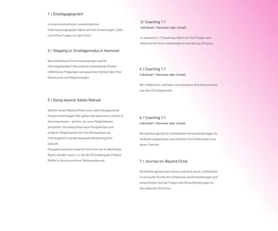 Die sieben nummerierten Stationen der Programmseite in zwei versetzten Spalten auf weißem Grund mit pinkfarbenem Verlauf am rechten Rand, Screenshot vom 17.10.2026