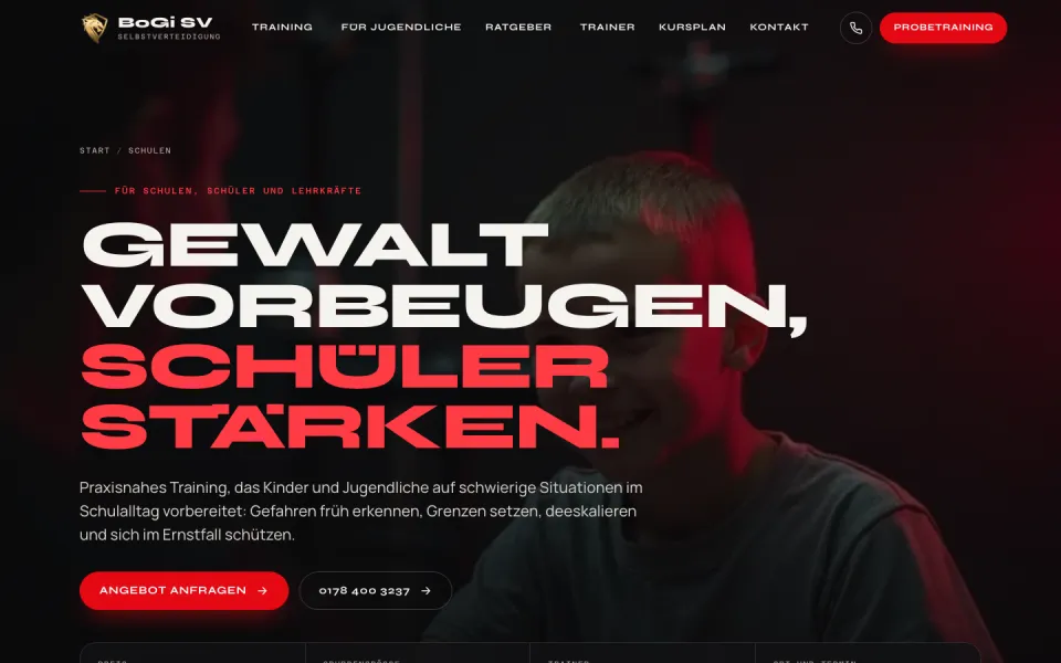 Seite Schulen am Desktop mit der Überschrift Gewalt vorbeugen, Schüler stärken und den Knöpfen Angebot anfragen und Telefon, Screenshot vom 17.10.2026