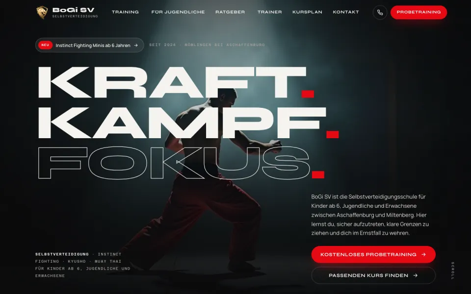 Startseite von BoGi SV am Desktop: fast schwarzer Grund, die Startzeile Kraft, Kampf, Fokus in breiten Versalien mit roten Punkten, eine Trainingssilhouette und die Knöpfe Kostenloses Probetraining und Passenden Kurs finden, Screenshot vom 17.10.2026