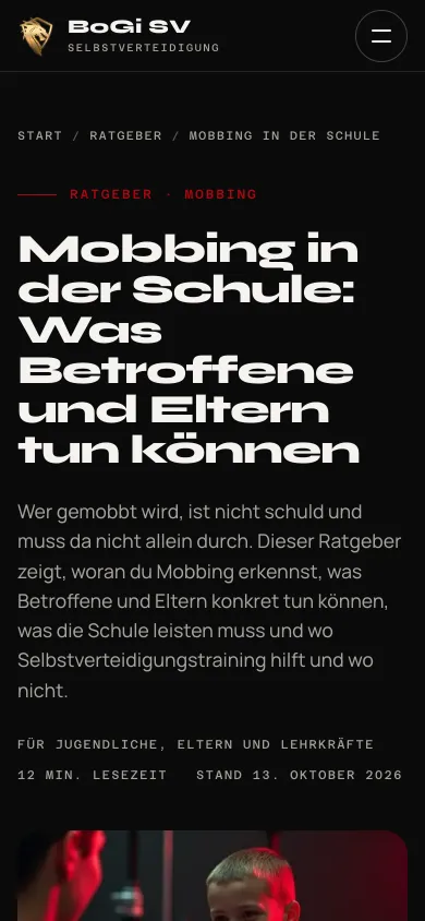 Ratgeber Mobbing in der Schule auf dem Handy mit Überschrift, Einleitung, Zielgruppe, Lesezeit und Stand, Screenshot vom 17.10.2026