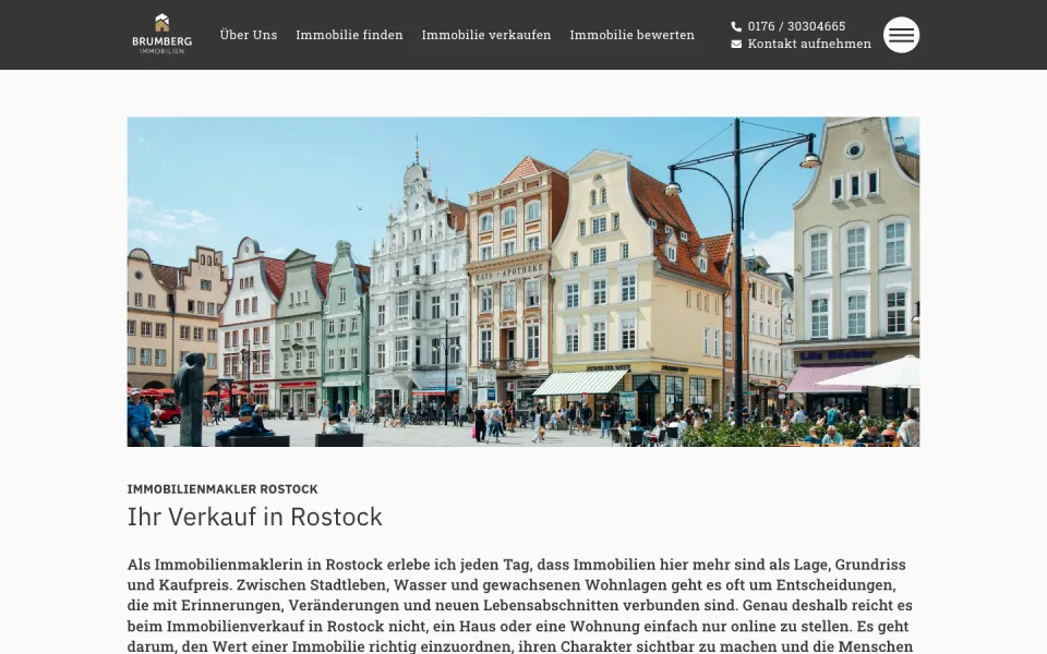 Regionsseite Immobilienmakler Rostock am Desktop mit einem Foto der Rostocker Altstadt und der Überschrift Ihr Verkauf in Rostock, Screenshot vom 17.10.2026