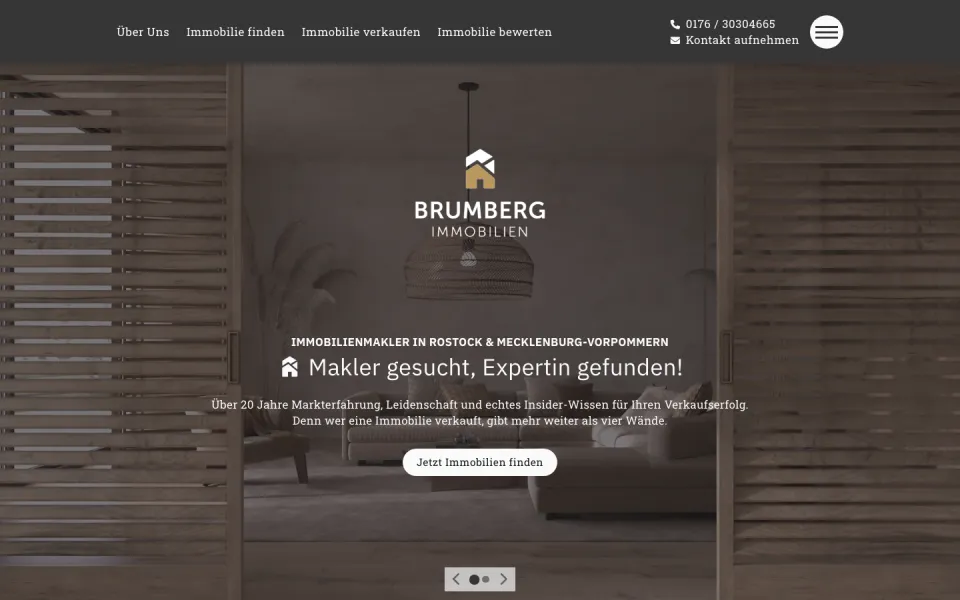 Startseite von Brumberg Immobilien am Desktop: dunkle Kopfzeile mit Menü, Logo über einem Wohnzimmerbild und der Satz Makler gesucht, Expertin gefunden!, Screenshot vom 17.10.2026