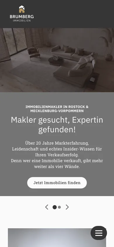 Dieselbe Startseite auf dem Handy mit Logo, Wohnzimmerbild, der Überschrift Makler gesucht, Expertin gefunden! und dem Knopf Jetzt Immobilien finden, Screenshot vom 17.10.2026