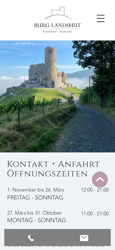 Seite Kontakt, Anfahrt und Öffnungszeiten auf dem Handy mit der Burgruine über dem Weinberg und den Öffnungszeiten für Winter und Sommer, Screenshot vom 17.10.2026