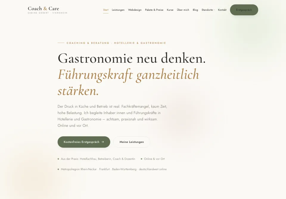 Startseite von Coach & Care am Desktop: cremeweißer Grund, die Überschrift Gastronomie neu denken mit kursivem goldbraunem Zusatz Führungskraft ganzheitlich stärken und der olivgrüne Knopf Kostenfreies Erstgespräch, Screenshot vom 17.10.2026