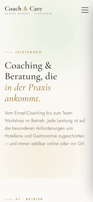 Seite Leistungen auf dem Handy mit der Überschrift Coaching & Beratung, die in der Praxis ankommt und einem kurzen Einleitungstext, Screenshot vom 17.10.2026