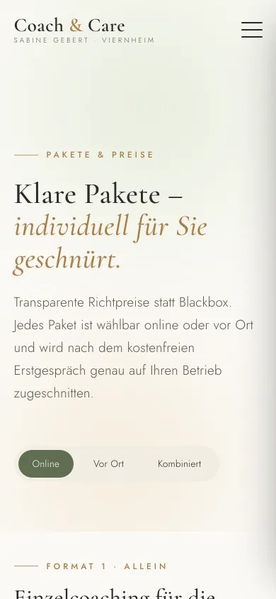 Seite Pakete & Preise auf dem Handy mit der Überschrift Klare Pakete, individuell für Sie geschnürt und einem Umschalter zwischen Online, Vor Ort und Kombiniert, Screenshot vom 17.10.2026