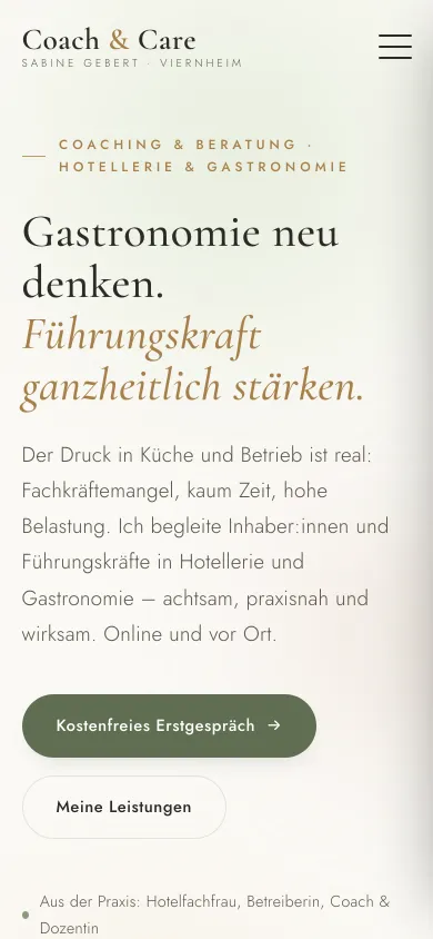 Dieselbe Startseite auf dem Handy mit Schriftzug Coach & Care, Überschrift und dem olivgrünen Knopf Kostenfreies Erstgespräch, Screenshot vom 17.10.2026