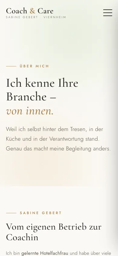 Seite Über mich auf dem Handy mit der Überschrift Ich kenne Ihre Branche von innen und dem Beginn der Vorstellung von Sabine Gebert, Screenshot vom 17.10.2026