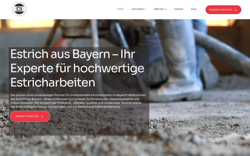 Startseite von Estrich aus Bayern am Desktop: weiße Kopfzeile mit rotem Knopf Angebot erhalten, darunter ein Baustellenfoto mit frischem Estrich und der Überschrift Estrich aus Bayern, Ihr Experte für hochwertige Estricharbeiten, Screenshot vom 17.10.2026