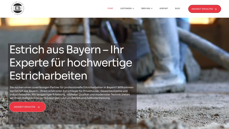 Startseite von Estrich aus Bayern am Desktop: weiße Kopfzeile mit rotem Knopf Angebot erhalten, darunter ein Baustellenfoto mit frischem Estrich und der Überschrift Estrich aus Bayern, Ihr Experte für hochwertige Estricharbeiten, Screenshot vom 17.10.2026