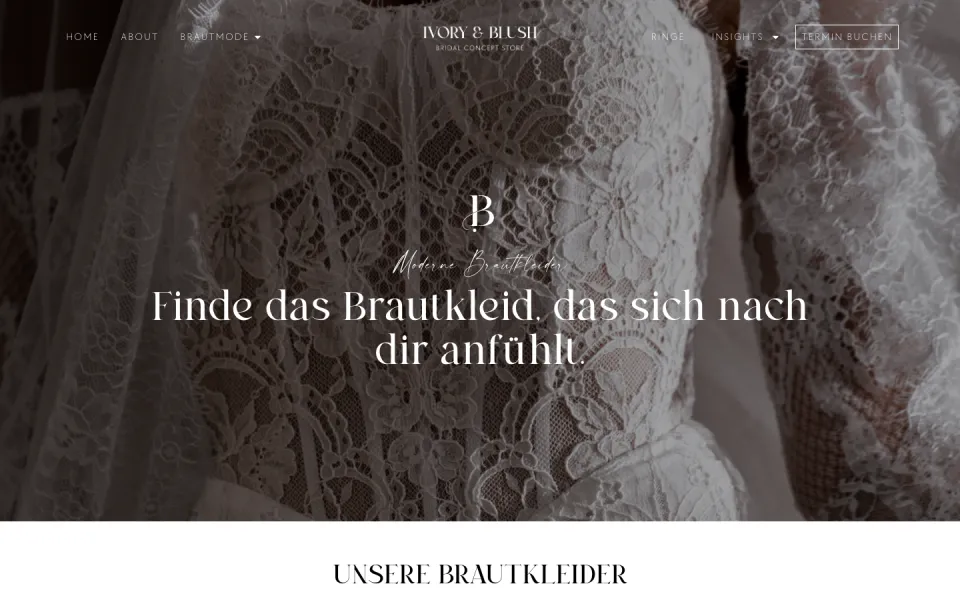Seite Brautkleider von Ivory & Blush am Desktop: Nahaufnahme von Spitze in Schwarzweiß, darüber das B-Monogramm und die Überschrift Finde das Brautkleid, das sich nach dir anfühlt, Screenshot vom 17.10.2026