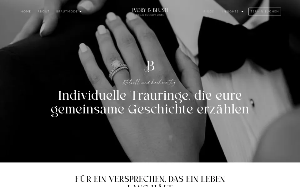 Seite Ringe am Desktop: Schwarzweißfoto zweier Hände mit Trauringen und die Überschrift Individuelle Trauringe, die eure gemeinsame Geschichte erzählen, Screenshot vom 17.10.2026