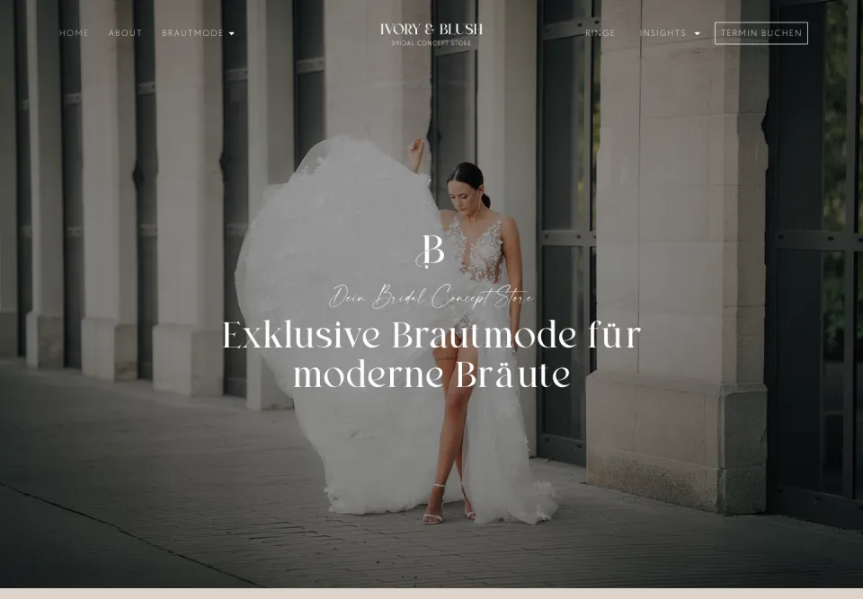 Startseite von Ivory & Blush am Desktop: Schwarzweißfoto einer Braut im ausladenden Tüllkleid vor einer Säulenfassade, darüber das B-Monogramm, die Schreibschrift Dein Bridal Concept Store und die Überschrift Exklusive Brautmode für moderne Bräute, oben rechts der Knopf Termin buchen, Screenshot vom 17.10.2026