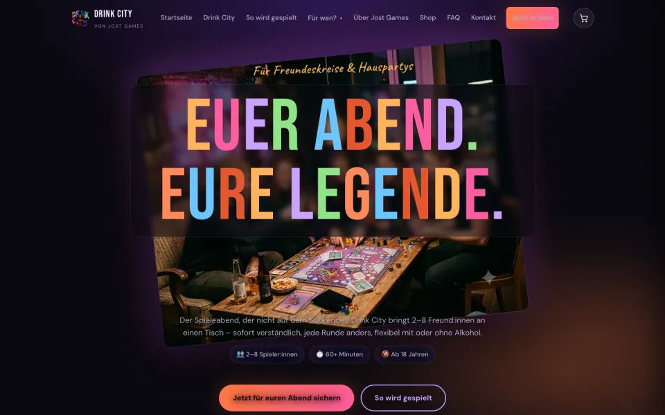 Seite Spieleabend und Hausparty am Desktop mit dem bunten Schriftzug Euer Abend. Eure Legende. über einem Foto von Drink City auf einem Tisch, Screenshot vom 17.10.2026