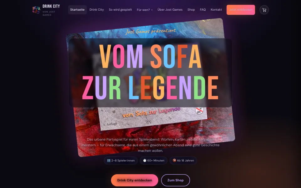 Startseite von Jost Games am Desktop: dunkler Hintergrund, eine schräg gestellte Spielschachtel und der bunte Schriftzug Vom Sofa zur Legende, darunter Spielerzahl, Dauer, Altersfreigabe ab 18 und die Knöpfe Drink City entdecken und Zum Shop, Screenshot vom 17.10.2026