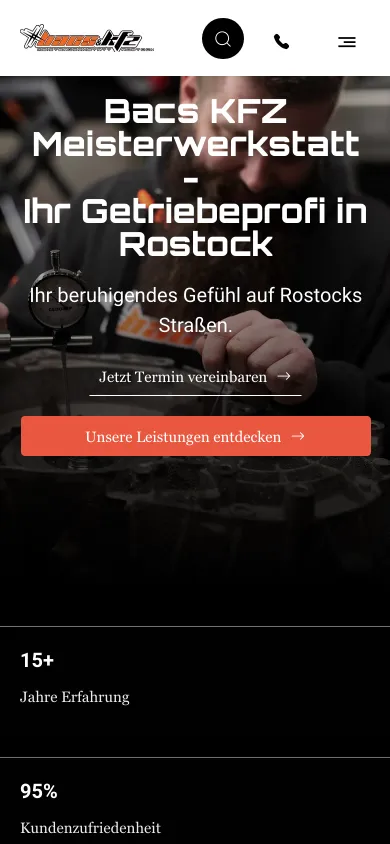 Dieselbe Startseite auf dem Handy mit Suche, Anrufknopf und Menü in der Kopfzeile und dem roten Knopf zu den Leistungen, Screenshot vom 17.10.2026