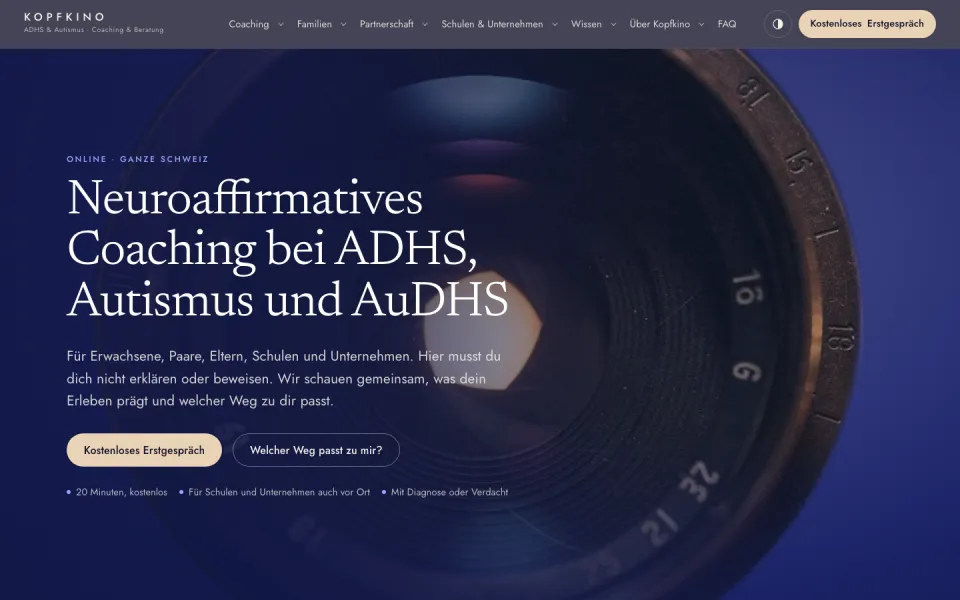 Startseite von KOPFKINO am Desktop: nachtblaue Fläche mit einem großen Kameraobjektiv, die Überschrift Neuroaffirmatives Coaching bei ADHS, Autismus und AuDHS und die Knöpfe Kostenloses Erstgespräch und Welcher Weg passt zu mir, Screenshot vom 17.10.2026