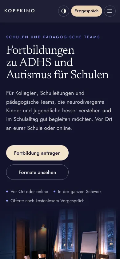 Seite Fortbildungen zu ADHS und Autismus für Schulen auf dem Handy, mit den Knöpfen Fortbildung anfragen und Formate ansehen, Screenshot vom 17.10.2026