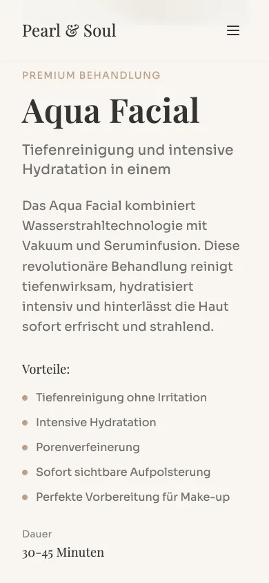 Seite Behandlungen auf dem Handy beim Abschnitt Aqua Facial mit kurzer Erklärung der Behandlung, einer Liste der Vorteile und der Dauer von 30 bis 45 Minuten, Screenshot vom 27.10.2026