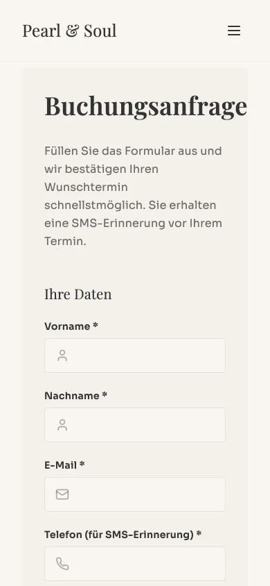 Seite Termin buchen auf dem Handy mit der Überschrift Buchungsanfrage, einem kurzen Hinweis zu Bestätigung und SMS-Erinnerung und den leeren Feldern Vorname, Nachname, E-Mail und Telefon, Screenshot vom 27.10.2026