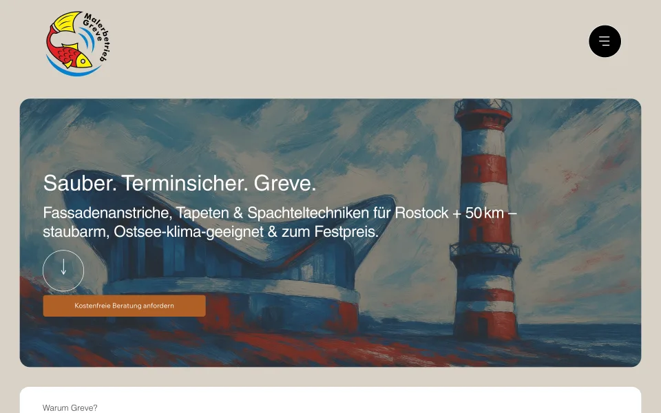 Startseite von Maler Greve am Desktop: sandfarbener Grund, Logo mit Fisch und Pinsel, runder Menüknopf, darunter ein gemaltes Motiv mit Leuchtturm, die Überschrift Sauber. Terminsicher. Greve. und der rostrote Knopf Kostenfreie Beratung anfordern, Screenshot vom 27.10.2026
