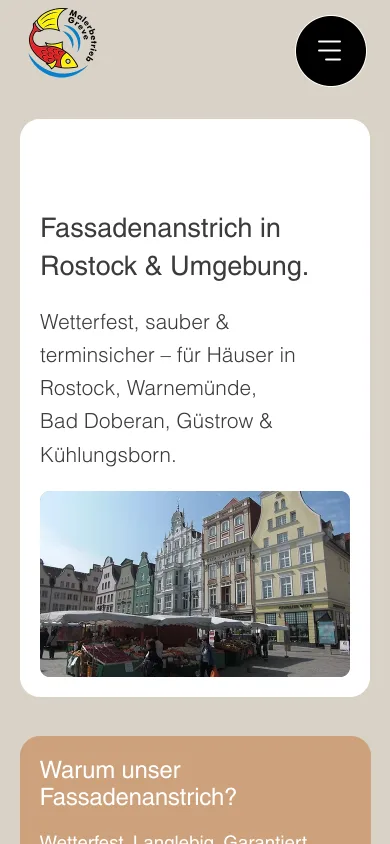 Seite Fassadenanstrich auf dem Handy mit der Überschrift Fassadenanstrich in Rostock & Umgebung, den Orten Warnemünde, Bad Doberan, Güstrow und Kühlungsborn und einem Foto von Giebelhäusern an einem Marktplatz, Screenshot vom 27.10.2026