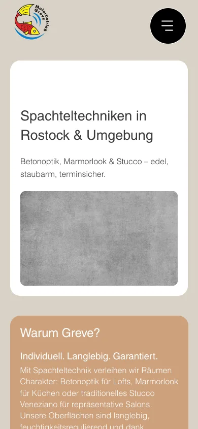 Seite Spachteltechniken auf dem Handy mit der Überschrift Spachteltechniken in Rostock & Umgebung, der Unterzeile zu Betonoptik, Marmorlook und Stucco und einem Foto einer grauen Spachteloberfläche, Screenshot vom 27.10.2026
