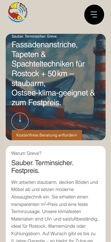 Dieselbe Startseite auf dem Handy mit Logo, Menüknopf, der Überschrift zu Fassadenanstrichen, Tapeten und Spachteltechniken für Rostock und 50 km und dem Knopf Kostenfreie Beratung anfordern, darunter der Kasten Warum Greve?, Screenshot vom 27.10.2026