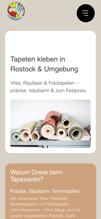 Seite Tapezieren auf dem Handy mit der Überschrift Tapeten kleben in Rostock & Umgebung, der Unterzeile zu Vlies, Raufaser und Fototapeten und einem Foto von Tapetenrollen, Screenshot vom 27.10.2026