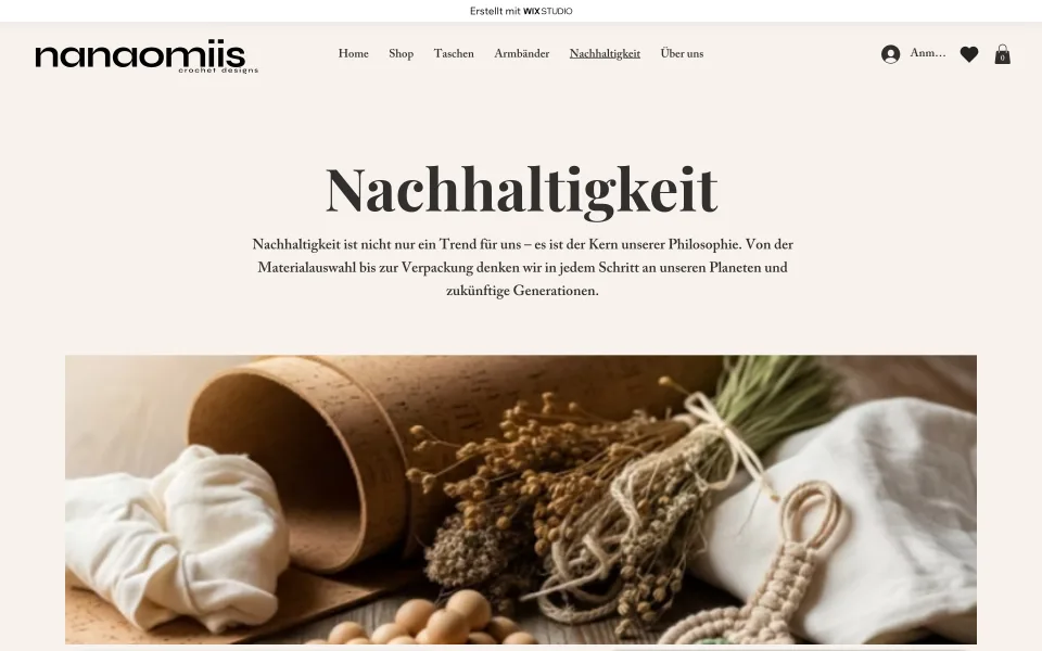 Seite Nachhaltigkeit am Desktop mit Überschrift, Einleitungstext und einem Bild mit Kork, Baumwolle, Trockenblumen und Holzperlen, Screenshot vom 27.10.2026