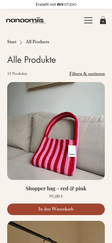 Seite Alle Produkte auf dem Handy mit der ersten Tasche, Preis und rotbraunem Knopf In den Warenkorb, Screenshot vom 27.10.2026