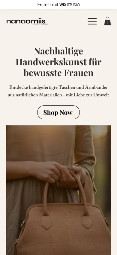 Dieselbe Startseite auf dem Handy mit Logo, Menüsymbol, Warenkorb, Überschrift und Knopf Shop Now, Screenshot vom 27.10.2026