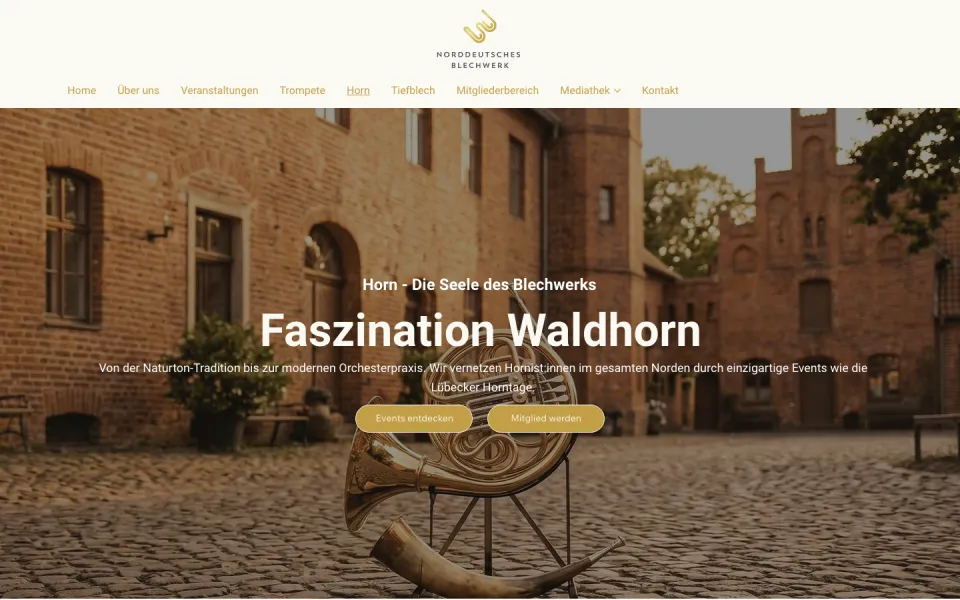 Fachseite Horn am Desktop mit einem Waldhorn auf Kopfsteinpflaster vor einem historischen Backsteingebäude und der Überschrift Faszination Waldhorn, Screenshot vom 17.10.2026