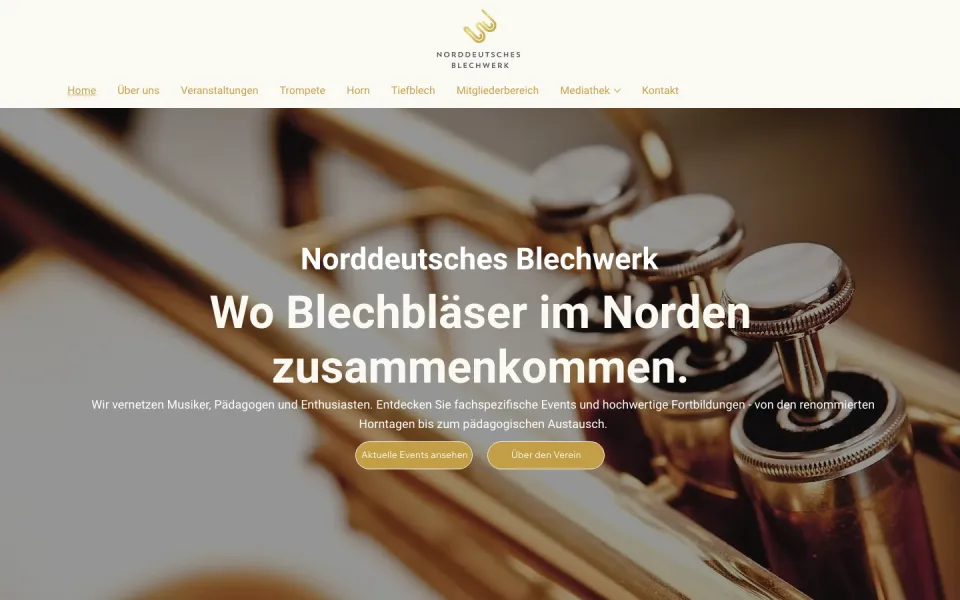 Startseite des Norddeutschen Blechwerks am Desktop: Nahaufnahme goldener Trompetenventile, darüber Wo Blechbläser im Norden zusammenkommen. und zwei goldene Knöpfe, oben Logo und Menü auf hellem Grund, Screenshot vom 17.10.2026