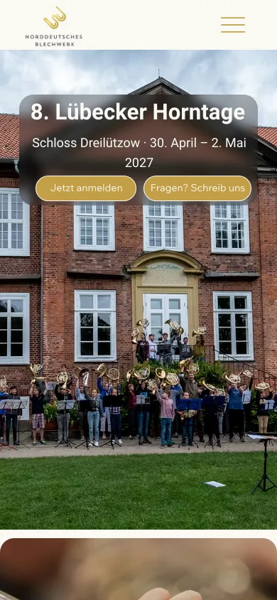 Dieselbe Seite auf dem Handy mit 8. Lübecker Horntage, Schloss Dreilützow, 30. April bis 2. Mai 2027 und den Knöpfen Jetzt anmelden und Fragen? Schreib uns, Screenshot vom 17.10.2026