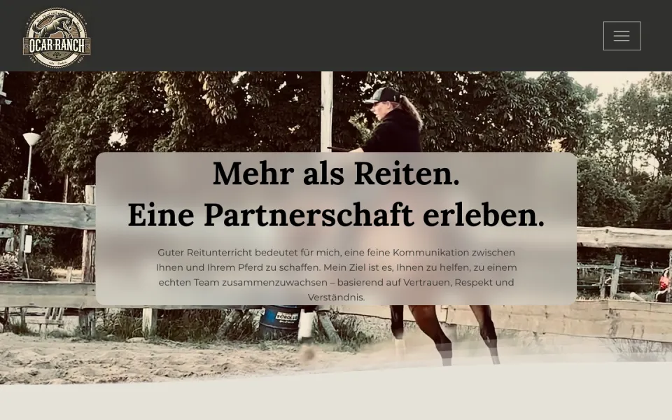 Seite Reitunterricht am Desktop mit einer Reiterin auf dem Platz und der Überschrift Mehr als Reiten, eine Partnerschaft erleben, Screenshot vom 17.10.2026