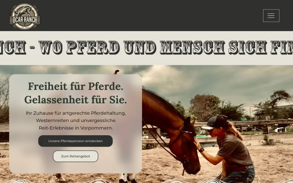 Startseite der Ocar Ranch am Desktop: Laufband in Westernschrift mit Wo Pferd und Mensch sich finden, darunter ein Foto einer Reiterin mit Pferd und der Leitsatz Freiheit für Pferde, Gelassenheit für Sie, Screenshot vom 17.10.2026