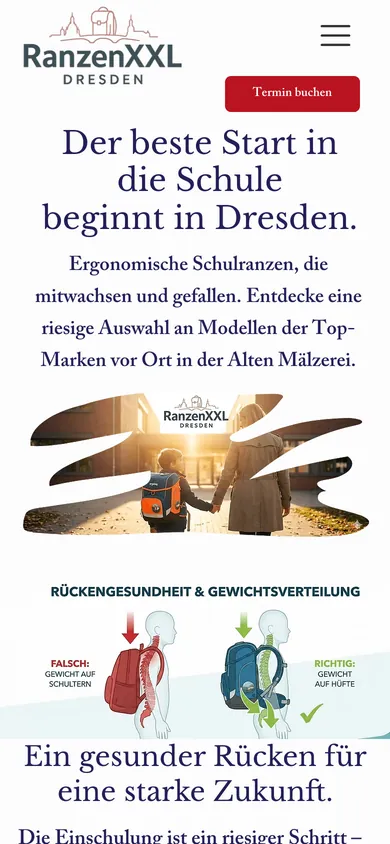 Dieselbe Seite Grundschule auf dem Handy: Logo, Knopf Termin buchen, Überschrift und das Foto von Mutter und Sohn, darunter eine Grafik zur Gewichtsverteilung im Ranzen, Screenshot vom 17.10.2026