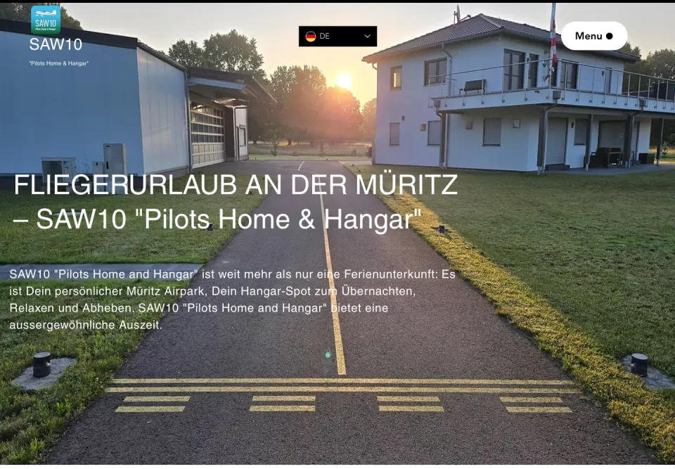 Startseite von SAW10 am Desktop: Rollweg mit gelben Markierungen zwischen Hangar und Wohnhaus im Morgenlicht, darüber die Zeile Fliegerurlaub an der Müritz, Screenshot vom 17.10.2026
