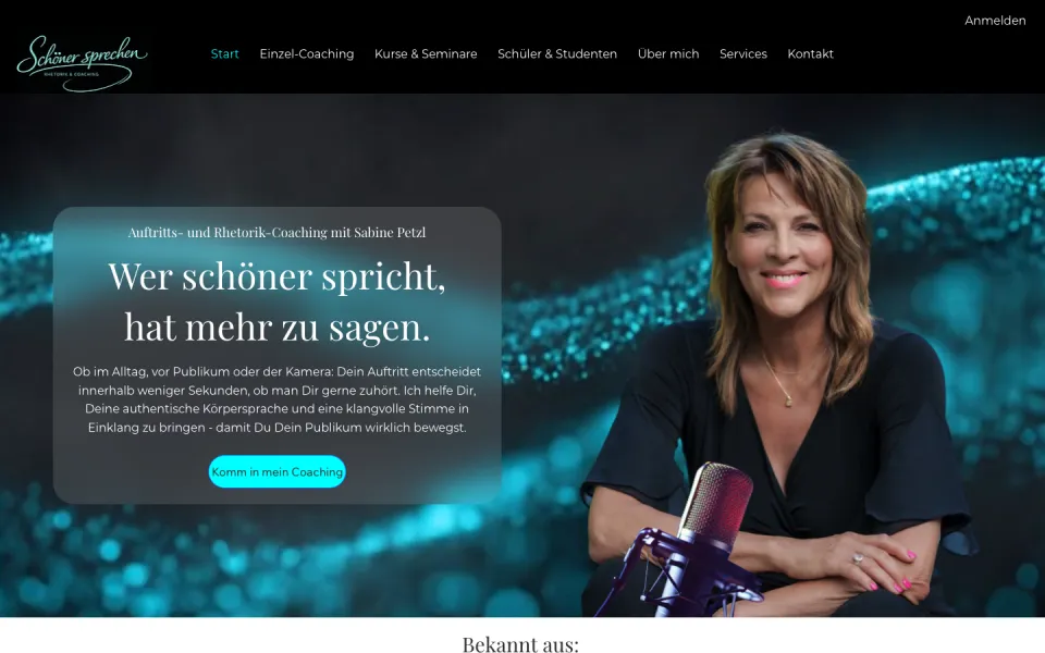 Startseite von Schöner sprechen am Desktop: Sabine Petzl mit Mikrofon vor einem funkelnden türkisblauen Hintergrund, daneben ein Kasten mit Wer schöner spricht, hat mehr zu sagen. und dem türkisen Knopf Komm in mein Coaching, Screenshot vom 17.10.2026