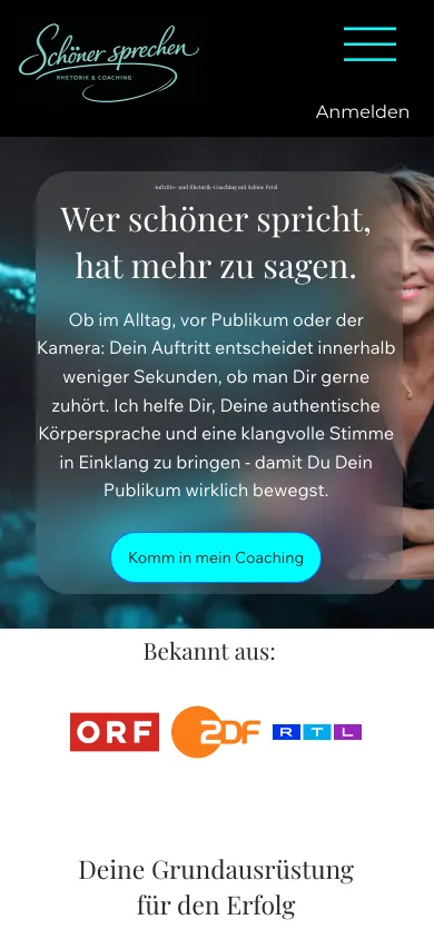 Dieselbe Startseite auf dem Handy mit Schriftzug, Menüsymbol, Leitsatz, Knopf und darunter der Reihe Bekannt aus mit Senderlogos, Screenshot vom 17.10.2026