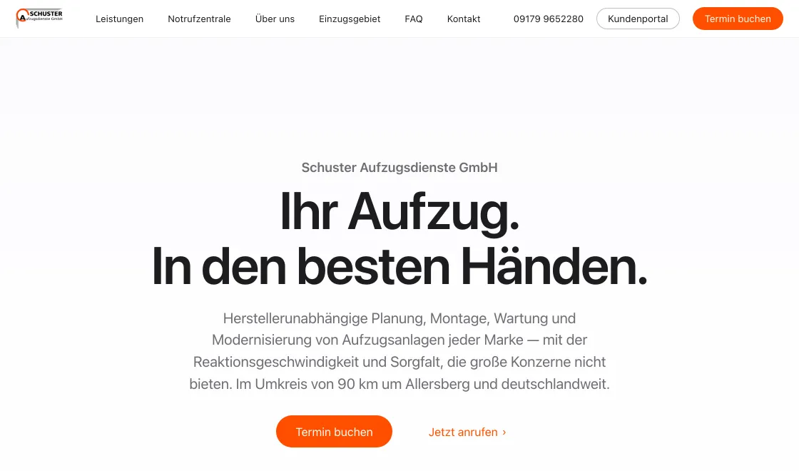 Ausschnitt der Startseite: Kopfzeile mit den Sprungmarken Leistungen bis Kontakt, der Telefonnummer 09179 9652280, dem Knopf Kundenportal und dem orangen Knopf Termin buchen, darunter die Überschrift Ihr Aufzug. In den besten Händen., Screenshot vom 17.10.2026