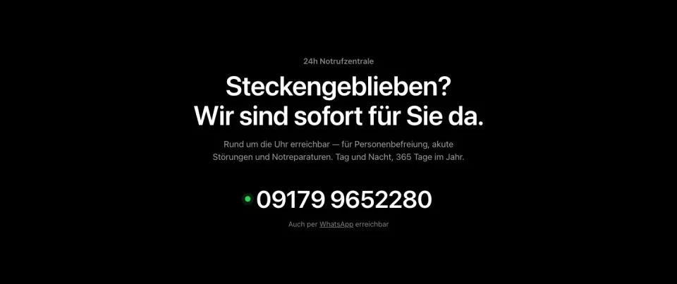 Schwarzer Abschnitt 24h Notrufzentrale mit der Überschrift Steckengeblieben? Wir sind sofort für Sie da. und der Telefonnummer in großer weißer Schrift, Screenshot vom 17.10.2026