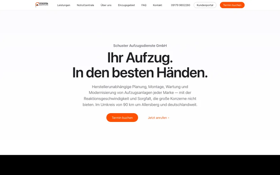 Startseite von Schuster Aufzugsdienste am Desktop: weiße Kopfzeile mit Telefonnummer, Kundenportal und orangem Knopf Termin buchen, darunter die Überschrift Ihr Aufzug. In den besten Händen. mit den Knöpfen Termin buchen und Jetzt anrufen, Screenshot vom 17.10.2026