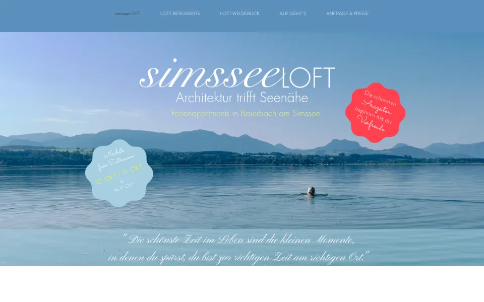 Startseite von simsseeLOFT am Desktop: Schriftzug simsseeLOFT und Architektur trifft Seenähe über einem Foto des Simssees mit Bergen, links ein blaues Siegel mit den nächsten freien Zeiträumen, rechts ein rotes Siegel, Screenshot vom 17.10.2026