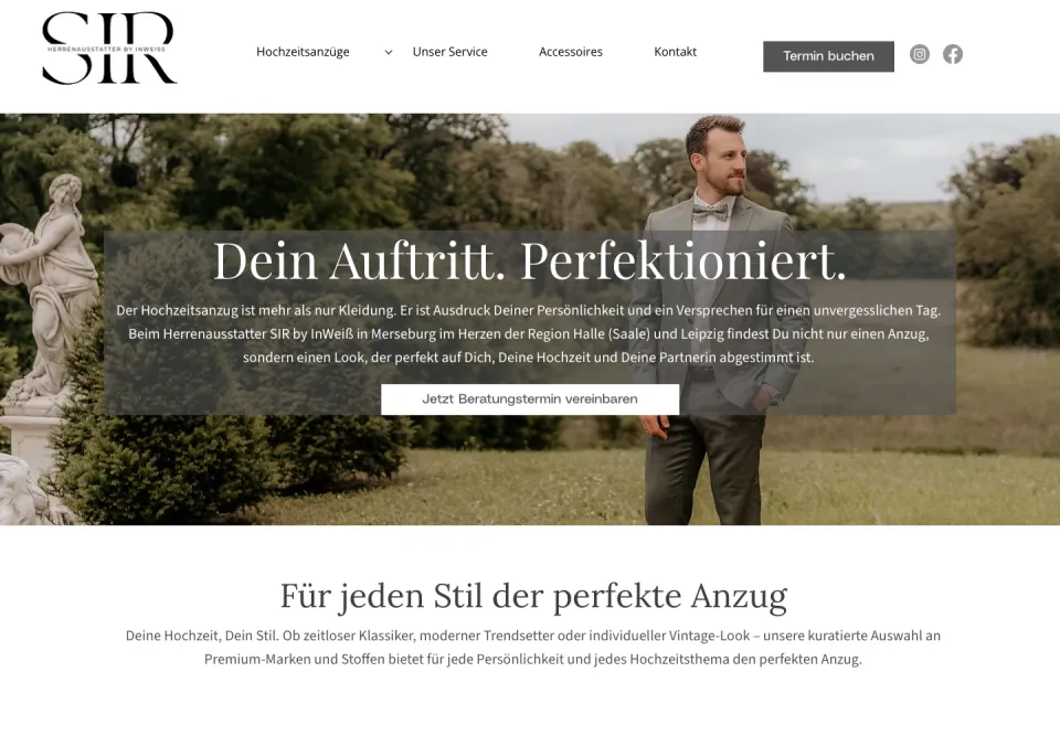 Startseite von SIR by InWeiß am Desktop: Kopfzeile mit dem Logo SIR und dem dunklen Knopf Termin buchen, darunter ein Bräutigam im graugrünen Anzug in einem Park mit Steinfigur und die Überschrift Dein Auftritt. Perfektioniert., Screenshot vom 17.10.2026