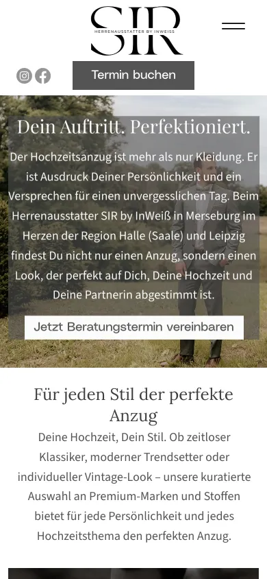 Dieselbe Startseite auf dem Handy: großes Logo, darunter der Knopf Termin buchen und die Überschrift Dein Auftritt. Perfektioniert. über dem Foto des Bräutigams, Screenshot vom 17.10.2026