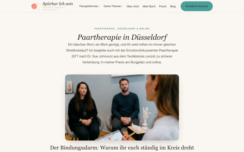 Seite Paartherapie in Düsseldorf am Desktop mit kursiver Überschrift, Einleitung und einem Foto eines Paares im Gespräch mit der Therapeutin, Screenshot vom 17.10.2026